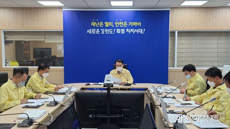 김명선 강원도 행정부지사가 19일 아프리카돼지열병 긴급방역 상황점검 회의를 주재하고 있다. [강원도]