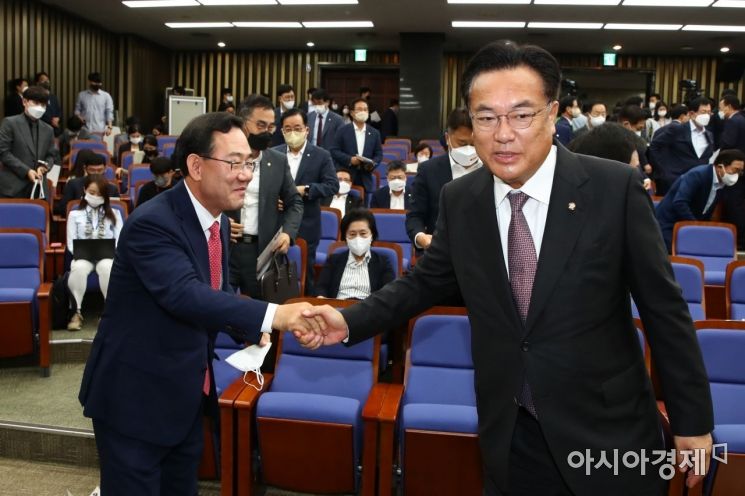 주호영 신임 국민의힘 원내대표가 19일 국회에서 열린 원내대표 선출을 위한 의원총회에서 선출된 후 정진석 비대위원장과 인사를 나누고 있다./윤동주 기자 doso7@