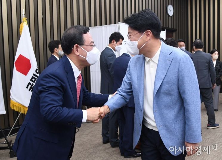 주호영 신임 국민의힘 원내대표가 19일 국회에서 열린 원내대표 선출을 위한 의원총회에서 선출된 후 장제원 의원과 인사를 나누고 있다./윤동주 기자 doso7@