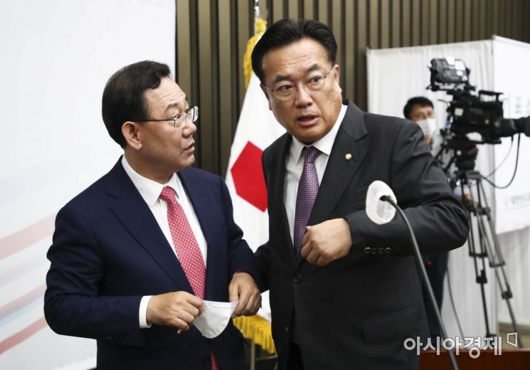 주호영 신임 국민의힘 원내대표가 19일 국회에서 열린 원내대표 선출을 위한 의원총회에서 선출된 후 정진석 비대위원장과 이야기를 나누고 있다./윤동주 기자 doso7@