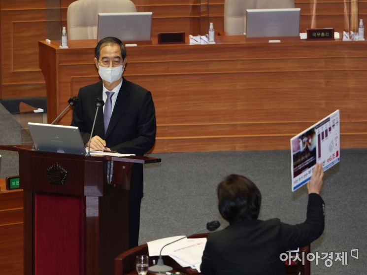 한덕수 국무총리가 19일 국회 본회의장에서 열린 정치분야 대정부질문에 출석, 서영교 더불어민주당 의원의 질의를 듣고 있다./윤동주 기자 doso7@