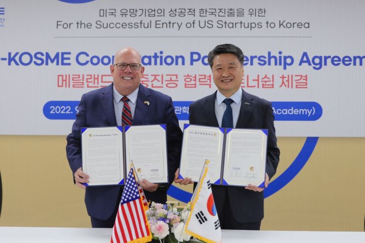 19일 김학도 중진공 이사장(오른쪽)과 래리 호건 메릴랜드 주지사가 기념촬영을 하고 있다.