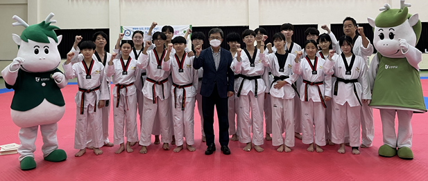 동명대 학생들과 전호환 총장(중앙), 뚜잉 남매(왼쪽 끝, 오른쪽 끝)가 단체 기념사진을 찍고 있다.