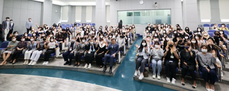 김대식 총장, 약손명가 김현숙 대표, 서면S라인에스테틱 김은미 원장 등 관계자와 학생 100여명이 단체 기념사진을 찍고 있다.