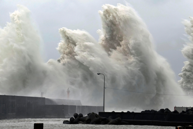 태풍 난마돌로 인해 고치현 아키 해안 근처에 큰 파도가 치고 있다. 사진=AP연합뉴스