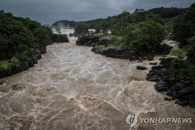 19일 태풍 '난마돌'이 일본 서남부에 상륙한 가운데 가고시마현 이사의 센다이강 강물이 거센 물살을 일으키며 흐르고 있다. 사진=AFP연합뉴스