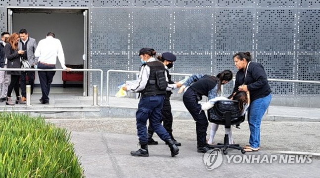 멕시코 서부 연안에서 강진이 발생한 19일(현지시간) 멕시코시티 폴랑코 도심에서 의료진이 건물 흔들림에 놀란 주민을 응급 처치하고 있다. 사진=연합뉴스