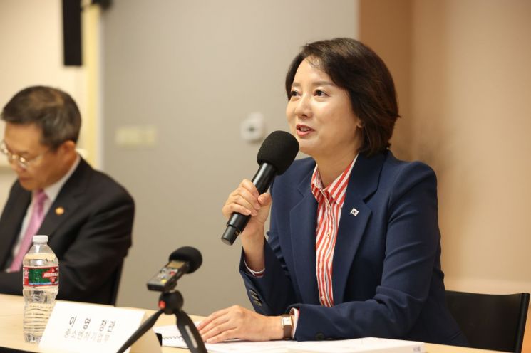 이영 중소벤처기업부 장관이 18일(현지시간) 미국 캘리포니아주 실리콘밸리에서 열린 '디지털 유니콘·스타트업 간담회'에서 인사말을 하고 있다.