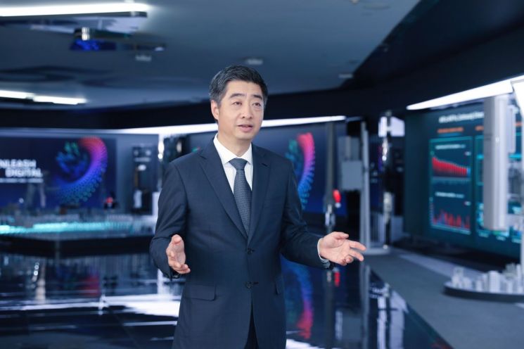 켄 후 화웨이 순환 회장이 '화웨이 커넥트 2022'에서 기조연설을 하고 있다. 사진=화웨이