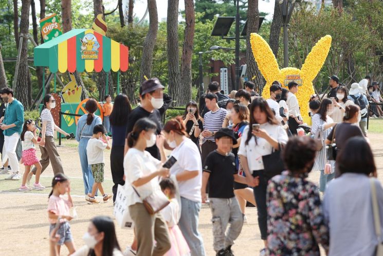 지난 12일 오후 서울 송파구 롯데월드타워 광장에 마련된 포켓몬스터 관련 행사장이 시민들로 붐비고 있다. [이미지출처=연합뉴스]