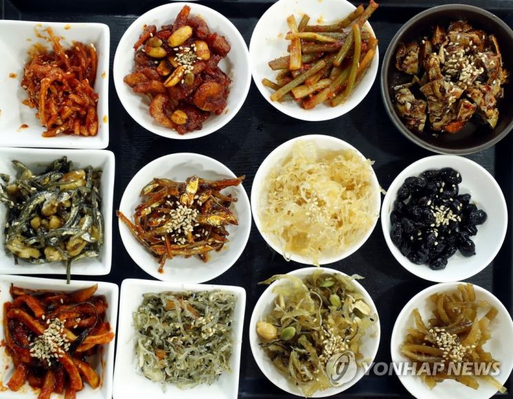 반찬 수 줄이고 리필 없애고…치솟는 물가에 대응책 고민하는 식당들