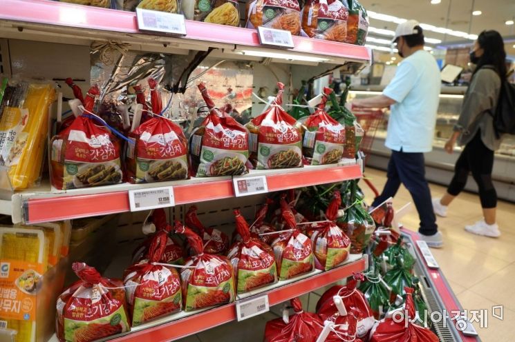 Ahead of the kimchi-making season, on the 20th, a citizen shopping at a large supermarket in Seoul where the price of napa cabbage is soaring. Photo by Mun Ho-nam munonam@