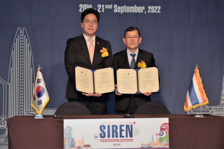 윤태식 관세청장(왼쪽)이 20일 서울에서 열린 '한국-태국 마약 단속, 성과 평가 세미나'에서 태국 관세총국 부국장(오른쪽)과 마약류 단속에 관한 상호 협력 강화 의향서에 서명한 후 기념촬영을 하고 있다. 관세청 제공