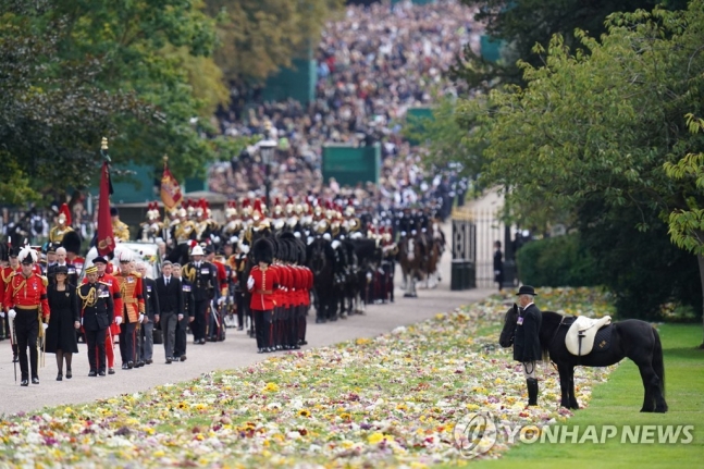 조랑말 ‘엠마’가 여왕의 운구행렬을 맞고 있다. 사진=AFP연합뉴스