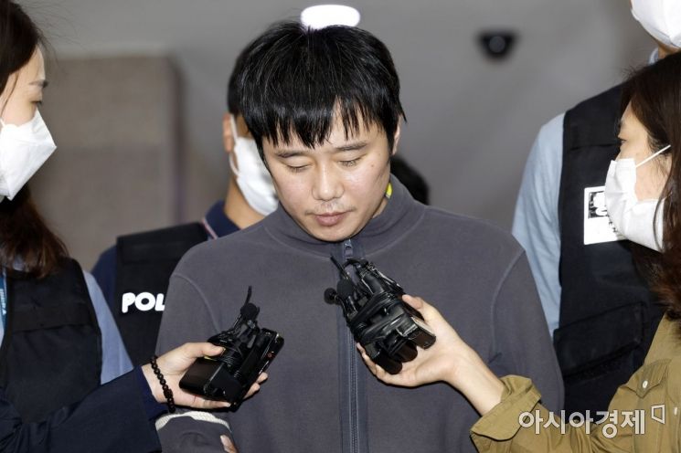 ‘신당역 스토킹 살인’ 사건 피의자 전주환이 21일 서울 중구 남대문경찰서 유치장에서 검찰로 송치되고 있다. /문호남 기자 munonam@