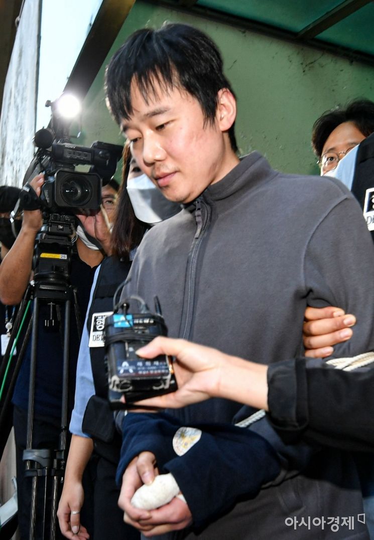 '신당역 스토킹 살인 사건' 피의자 전주환(32)이 지난해 9월 21일 서울 중구 남대문경찰서에서 출감된 뒤 검찰로 구속 송치되고 있다. 전주환은 지난 14일 서울 지하철 2호선 신당역 내부 화장실에서 자신과 서울교통공사 입사 동기였던 역무원 A(28)씨에게 흉기를 휘둘러 살해한 혐의를 받고 있다.