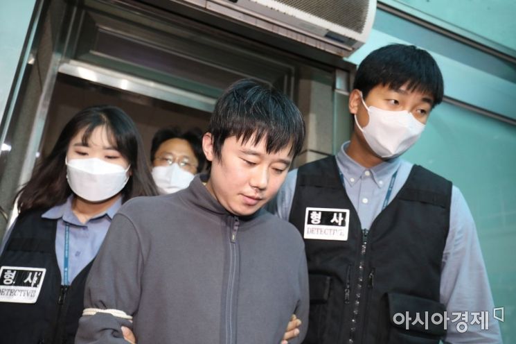 ‘신당역 스토킹 살인’ 사건 피의자 전주환이 21일 서울 중구 남대문경찰서 유치장에서 검찰로 송치되고 있다. /문호남 기자 munonam@