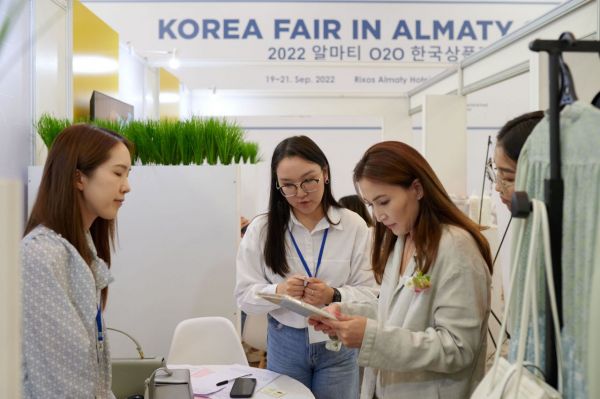 한국상품전에 방문한 바이어가 국내기업 전시부스에서 제품을 살펴보며 비즈니스 상담을 하고 있다. [사진제공=코트라]