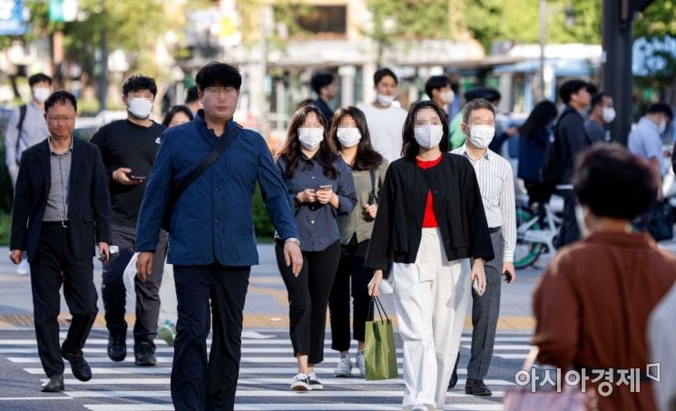 서울 아침 날씨가 14도까지 떨어진 21일 서울 종로구 세종로 네거리에서 직장인들이 외투를 입고 출근길에 오르고 있다./강진형 기자aymsdream@