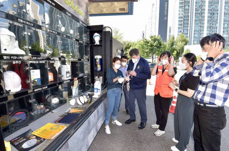 보호장비를 착용해보는 한국GM 직원들＜사진제공:한국GM＞