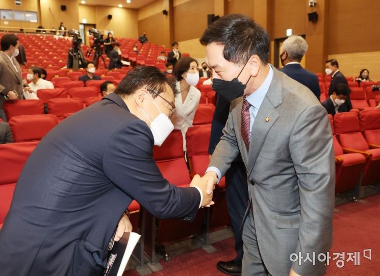 김기현 국민의힘 의원이 21일 국회에서 열린 "미디어, 미래를 위한 개혁" 大토론회에 참석, 참석자들과 인사를 나누고 있다./윤동주 기자 doso7@
