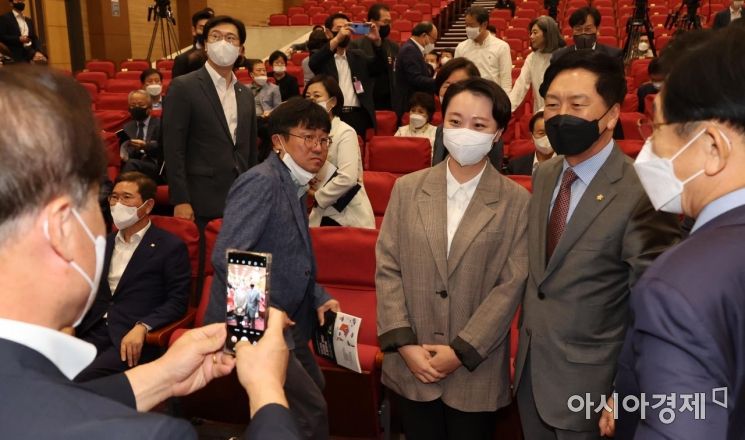 김기현 국민의힘 의원이 21일 국회에서 열린 "미디어, 미래를 위한 개혁" 大토론회에 참석, 참석자들과 기념사진을 찍고 있다./윤동주 기자 doso7@