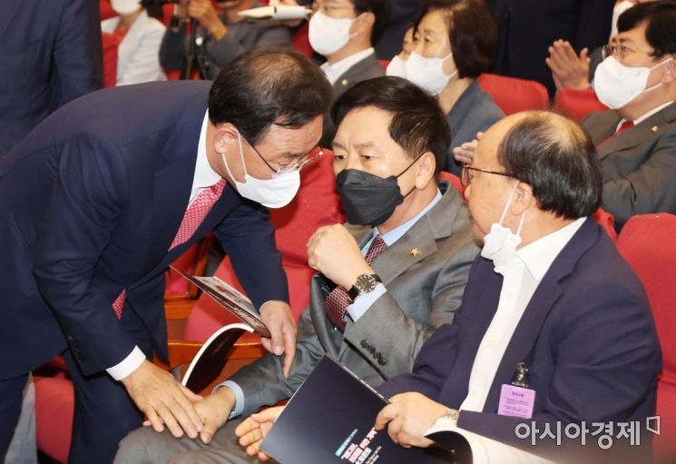 김기현 국민의힘 의원이 21일 국회에서 열린 "미디어, 미래를 위한 개혁" 大토론회에 참석, 회의 도중 주호영 원내대표와 이야기를 나누고 있다./윤동주 기자 doso7@
