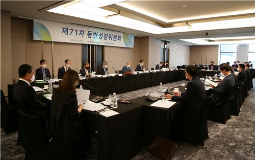 동반성장위원회가 지난해 '동반성장지수'를 평가한 결과 삼성전자와 SK텔레콤 등 38개 기업이 '최우수' 등급을 받았다고 21일 밝혔다. 사진은 제71차 동반성장위원회 모습. 2022.9.21 [동반성장위원회 제공. 재판매 및 DB 금지] photo@yna.co.kr [이미지출처=연합뉴스]