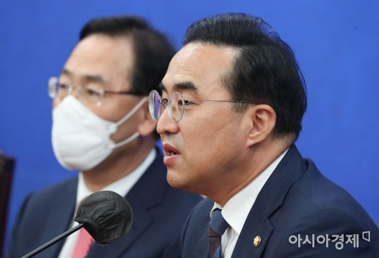 박홍근 더불어민주당 원내대표가 21일 국회에서 주호영 국민의힘 원내대표를 접견, 인사말을 하고 있다./윤동주 기자 doso7@