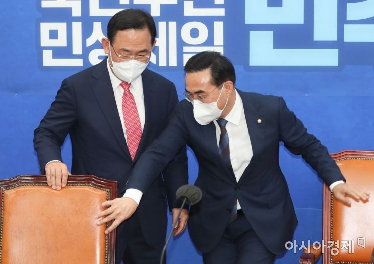 박홍근 더불어민주당 원내대표가 21일 국회에서 주호영 국민의힘 원내대표를 접견, 자리를 안내하고 있다./윤동주 기자 doso7@