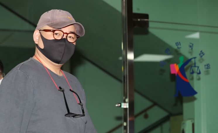 정창욱 셰프가 서울 서초구 서울중앙지법에서 열린 1실 선고공판에 출석하고 있다. [이미지출처=연합뉴스]