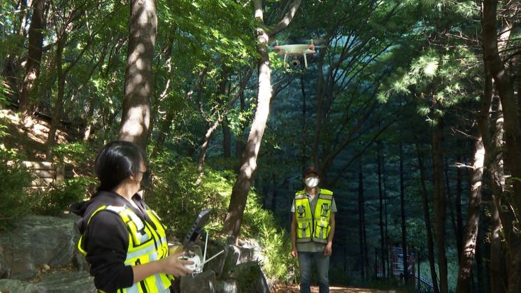 성동구 매봉산 인근에서 드론 점검을 하는 모습