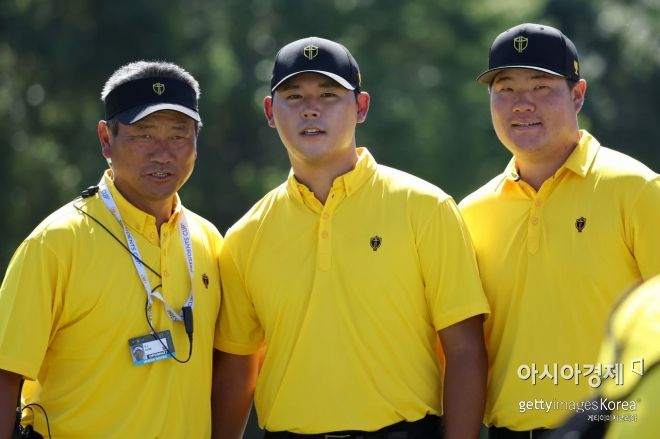 최경주 부단장과 김시우, 임성재(왼쪽부터)가 프레지던츠컵 연습 라운들 도중 미소를 짓고 있다. 샬럿(미국)=Getty images/멀티비츠