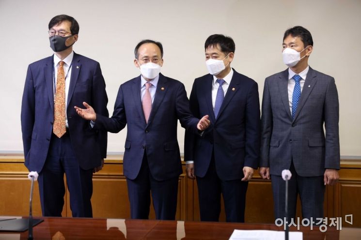 추경호 경제부총리 겸 기획재정부 장관이 22일 서울 중구 은행회관에서 열린 ‘비상 거시경제금융 회의’에서 참석자들과 기념촬영을 하고 있다. 왼쪽부터 이창용 한국은행 총재, 추 부총리, 김주현 금융위원장, 이복현 금융감독원장. /문호남 기자 munonam@