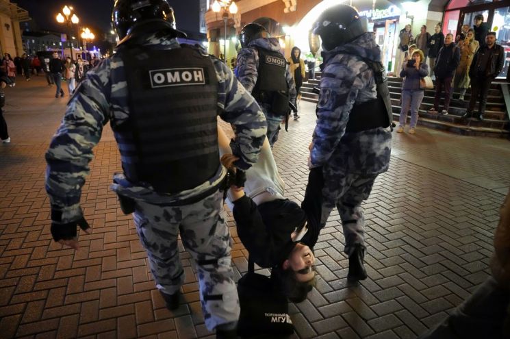 21일(현지시간) 러시아 모스크바 시내에서 경찰들이 부분적 동원령에 반발한 시위대를 체포해 연행하고 있다. 동원령 선포 직후 러시아 주요 38개 도시에서 반전 시위가 발생했으며 1200여명이 경찰에 체포·구금됐다. 모스크바(러시아)=AP·연합뉴스