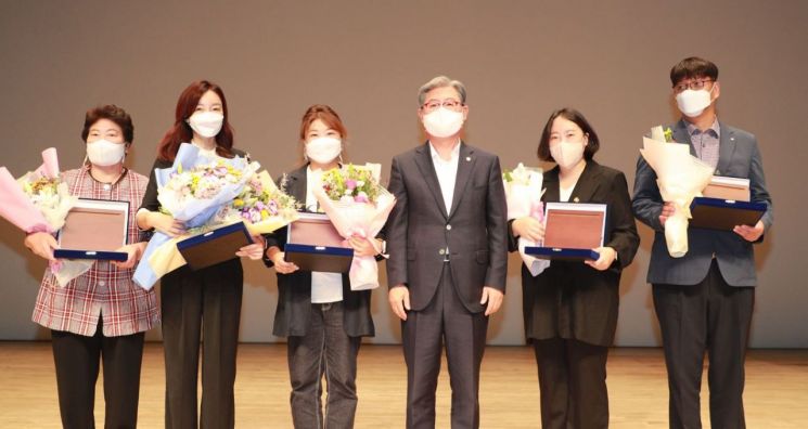 경남 의령군 오태완 군수가 제23회 사회복지의 날 기념식에서 수상자들과 기념촬영을 하고 있다.