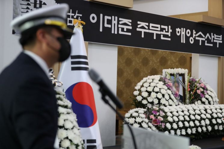 서해상에서 북한군에게 피살된 고(故) 이대준 주무관의 영결식이 전남 목포의 한 장례식장에서 해양수산부장(葬)으로 엄수됐다. [사진 = 연합뉴스]