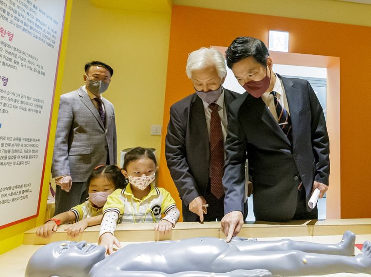 김태우 서울 강서구청장(오른쪽 첫 번째)이 22일(목) 허준박물관 어린이체험실을 찾아 아이들과 함께 혈자리 체험 프로그램을 하고 있다.