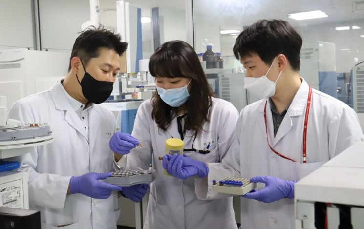 서울 강서구 롯데중앙연구소 안전센터에서 연구원들이 롯데온 판매 상품에 대한 성분 조사를 진행하고 있다.