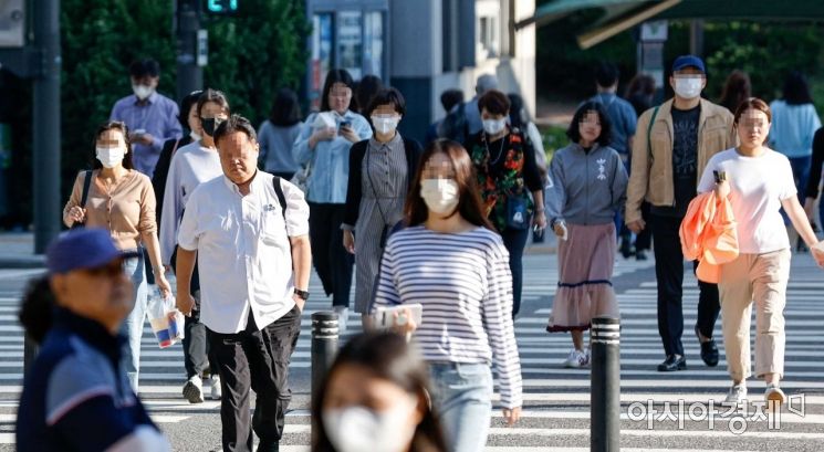 정부가 오는 26일부터 실외 마스크 착용 의무 전면 해제를 결정한 23일 서울 마포구 공덕오거리 인근에서 직장인들이 마스크를 벗고 이동하고 있다. /강진형 기자aymsdream@