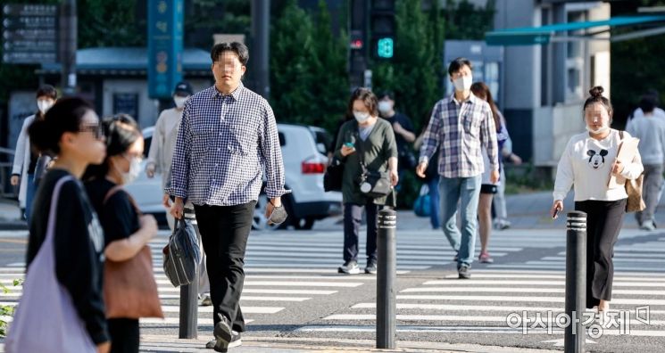 정부가 오는 26일부터 실외 마스크 착용 의무 전면 해제를 결정한 23일 서울 마포구 공덕오거리 인근에서 직장인들이 마스크를 벗고 이동하고 있다./강진형 기자aymsdream@