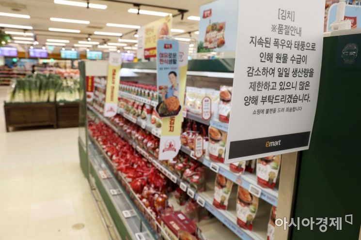식품업계 김치·라면값 줄인상에… 정부도 최소화 당부