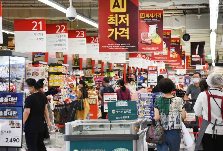 서울 홈플러스 강서점에서 고객들이 상품을 구매하고 있다.