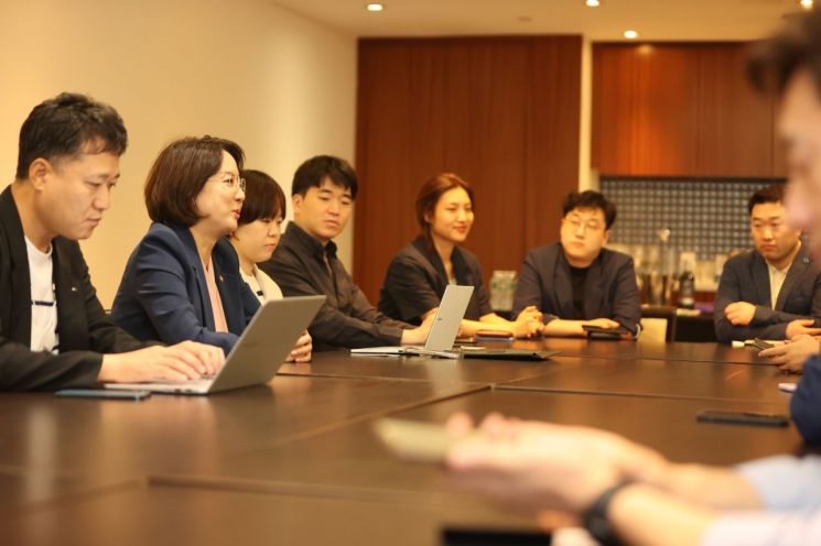 이영 중소벤처기업부 장관(왼쪽에서 두번째)이 20일(현지시간) 미국 뉴욕에서 출입기자들과 간담회를 갖고 있다.