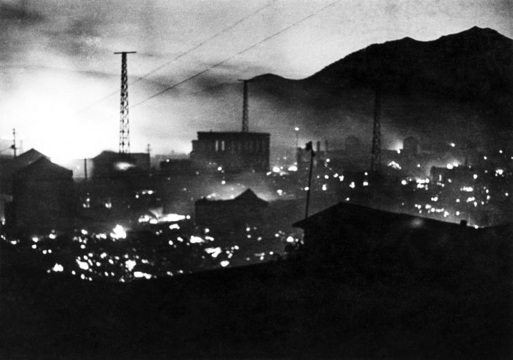 불타고 있는 여수 시가지, 1948. 사진제공 = 전남도립미술관