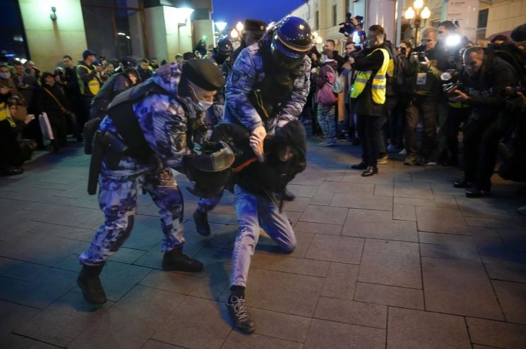 21일(현지시간) 러시아 모스크바 시내에서 경찰이 예비군 부분 동원령에 항의하는 한 시위 참가자를 체포하고 있다. [이미지출처=연합뉴스]