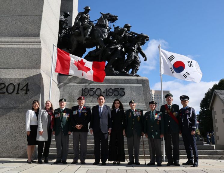 尹대통령, 캐나다 오타와 전쟁기념비 참배…6·25참전용사에 사의 