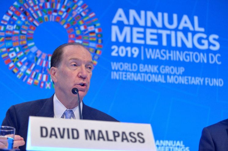 '기후변화 답변 논란' 세계은행 총재 "사임없다" 