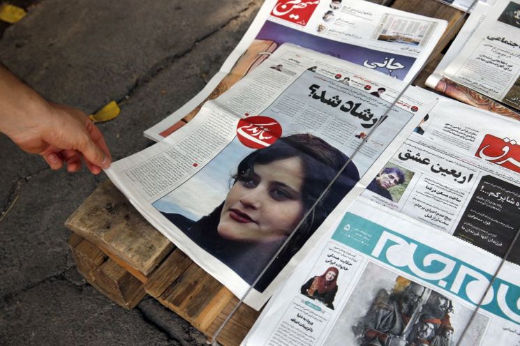 히잡을 쓰지 않아 체포된 여성이 의문사한 사건을 보도하는 이란 일간지 [이미지출처=연합뉴스]