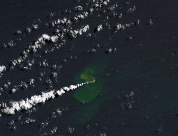 10일(현지시간) 남태평양 섬나라 통가 인근 해역에서 해저 화산인 홈 리프 화산이 폭발하면서 새로운 아기 섬이 등장했다. [사진=미국항공우주국(NASA) 지구관측소]